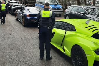 Fahrzeugkontrolle in Hellenthal-Losheim: Die Polizei hat am Karfreitag in Nordrhein-Westfalen und vielen anderen Bundesländern die Tuningszene und Autoposer ins Visier genommen.