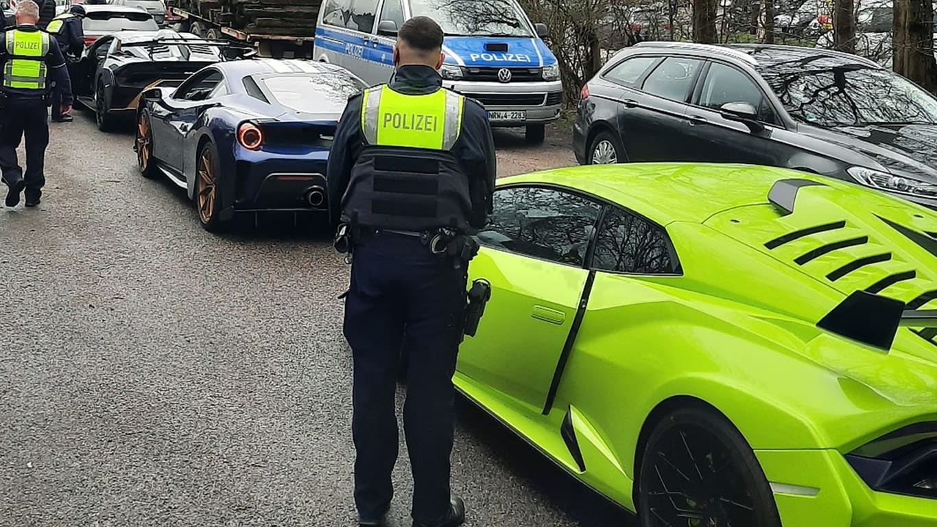 Fahrzeugkontrolle in Hellenthal-Losheim: Die Polizei hat am Karfreitag in Nordrhein-Westfalen und vielen anderen Bundesländern die Tuningszene und Autoposer ins Visier genommen.
