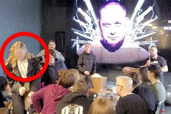 Die Verdächtige: Die Frau im Mantel wurde gefilmt, wie sie mit Büste das Café betrat. Das Foto entstand offenbar kurz nach der Übergabe des Geschenks.