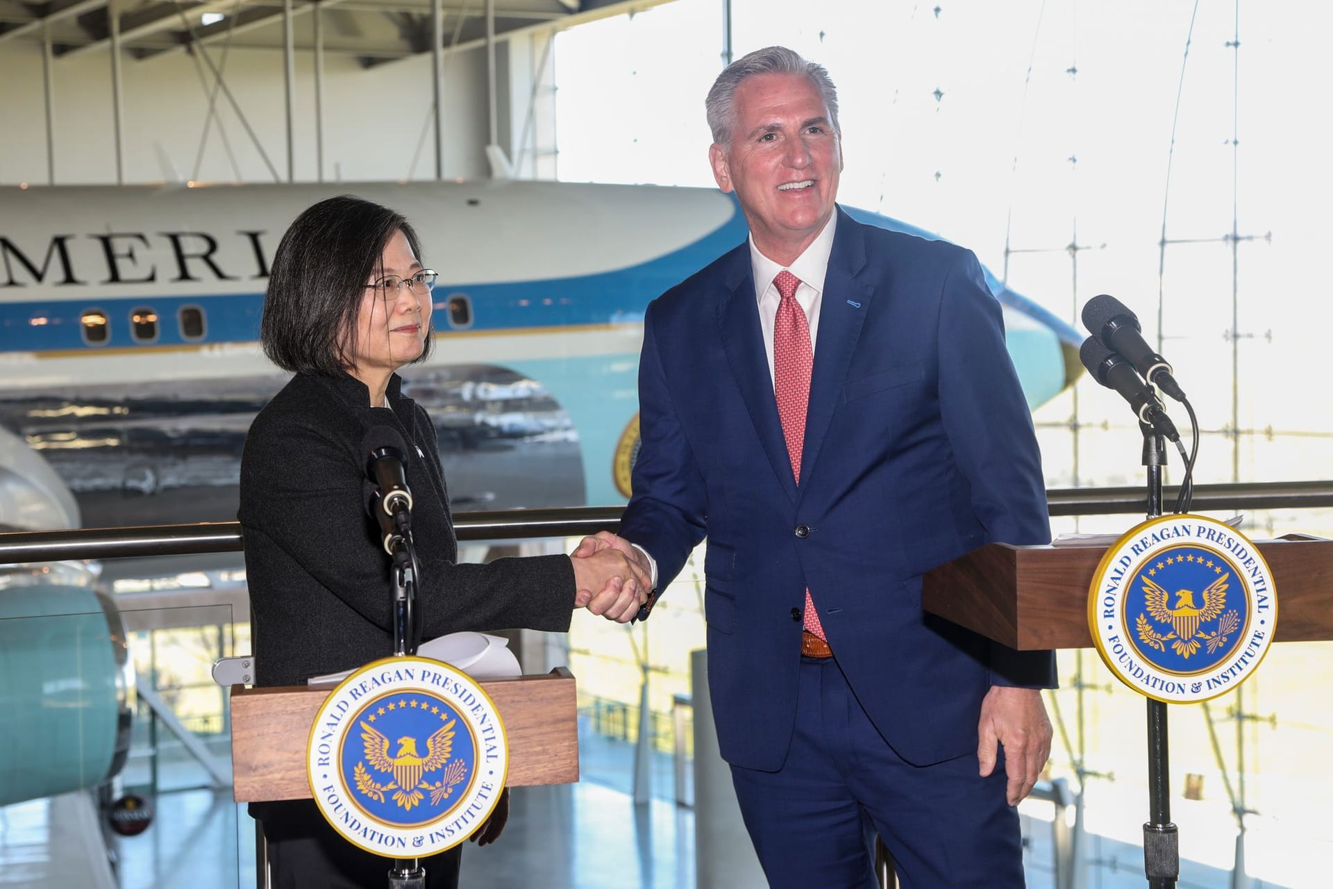 Tsai Ing-wen, Präsidentin von Taiwan, und Kevin McCarthy, Sprecher des Repräsentantenhauses, schütteln sich nach einem Treffen die Hand.