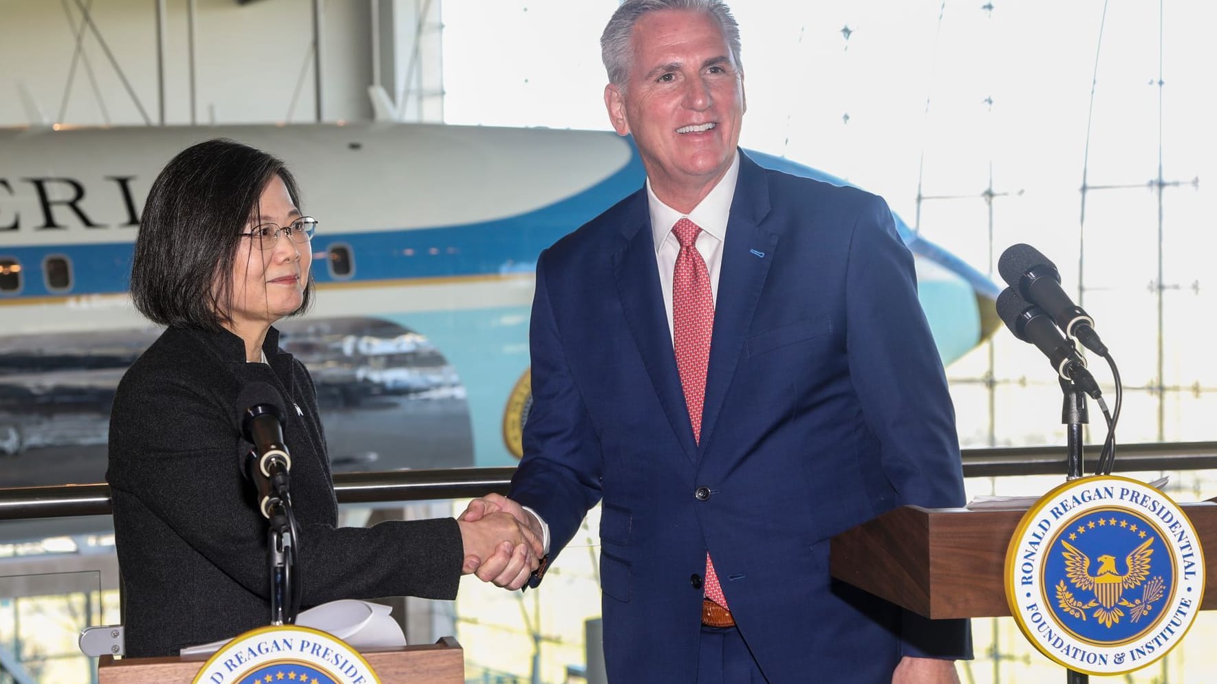 Tsai Ing-wen, Präsidentin von Taiwan, und Kevin McCarthy, Sprecher des Repräsentantenhauses, schütteln sich nach einem Treffen die Hand.