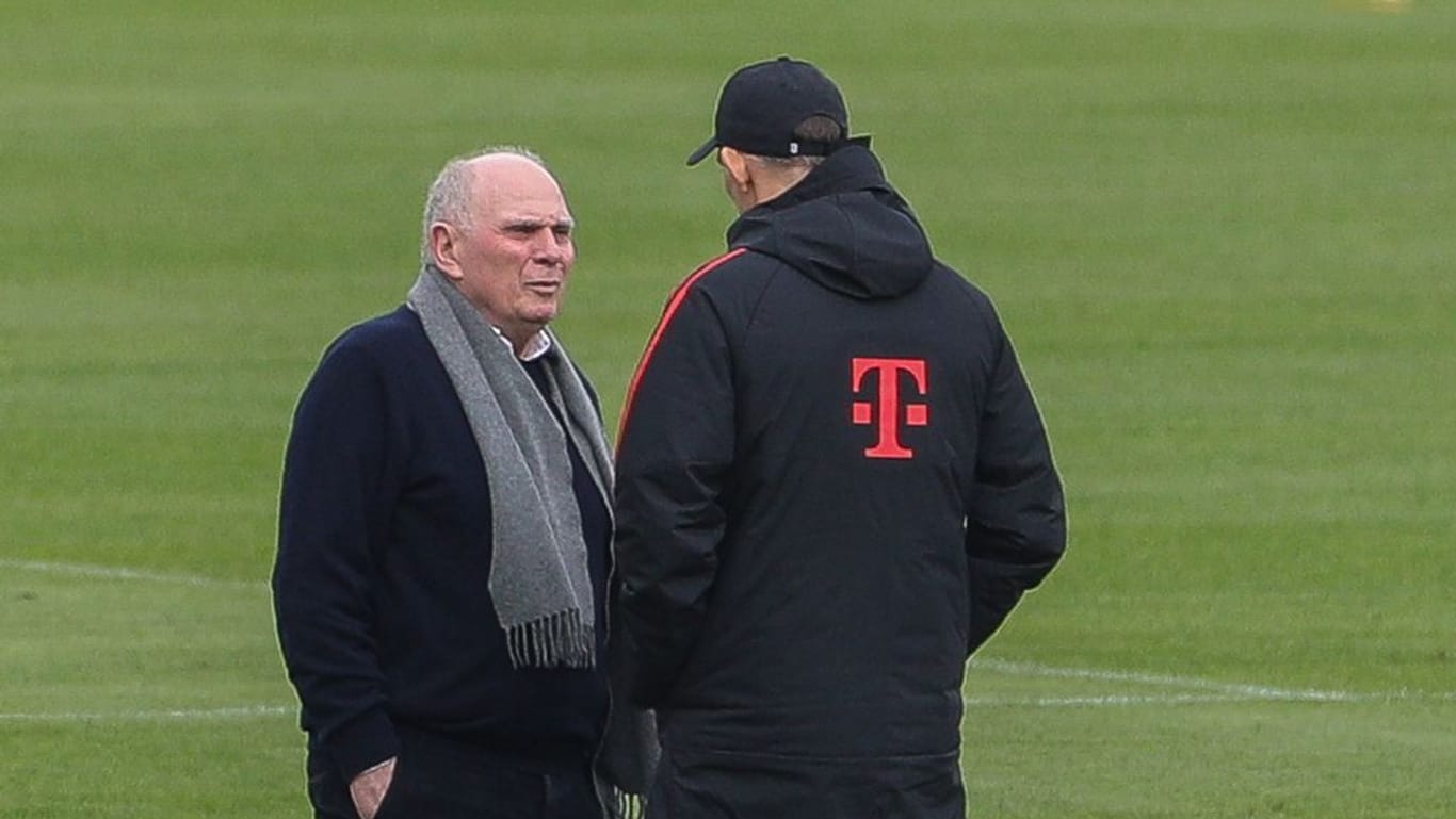 Uli Hoenß (l.) im Gespräch mit Thomas Tuchel: Bayerns Ehrenpräsident ließ sich am Mittwoch beim Training blicken.