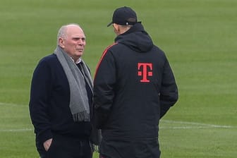 Uli Hoenß (l.) im Gespräch mit Thomas Tuchel: Bayerns Ehrenpräsident ließ sich am Mittwoch beim Training blicken.