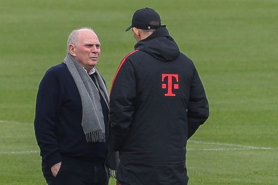 Uli Hoenß (l.) im Gespräch mit Thomas Tuchel: Bayerns Ehrenpräsident ließ sich am Mittwoch beim Training blicken.