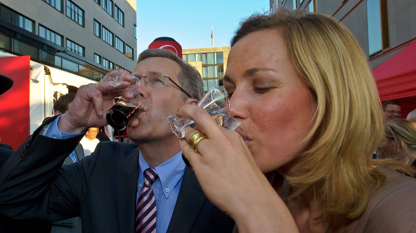 Ex-Bundespräsident Christian Wulff und Ehefrau Bettina trinken Lüttje Lage (Archivbild): Im Raum Hannover wird das Mischgetränk traditionell auf diese Weise getrunken.