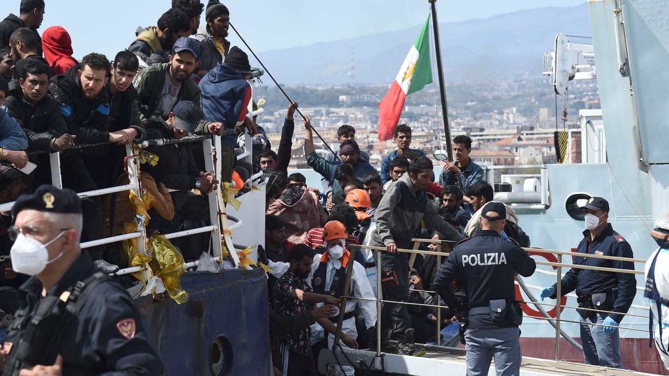 Migranten gehen im sizilianischen Hafen von Catania von Bord eines Schiffes: Die italienische Regierung hat wegen der zuletzt hohen Migrationszahlen über die Mittelmeerroute landesweit einen Notstand beschlossen.