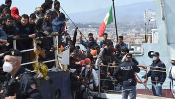 Migrants disembark from a ship in the Sicilian port of Catania: The Italian government has decided on a nationwide state of emergency because of the recent high number of migrations via the Mediterranean route.