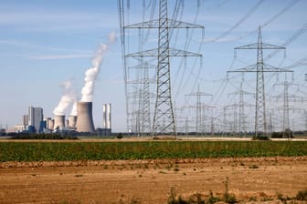 Kohlekraftwerk Niederaußem des Stromkonzerns RWE (Symbolbild): Das Kartellamt will prüfen, ob es gegen Energieversorger ermitteln kann.