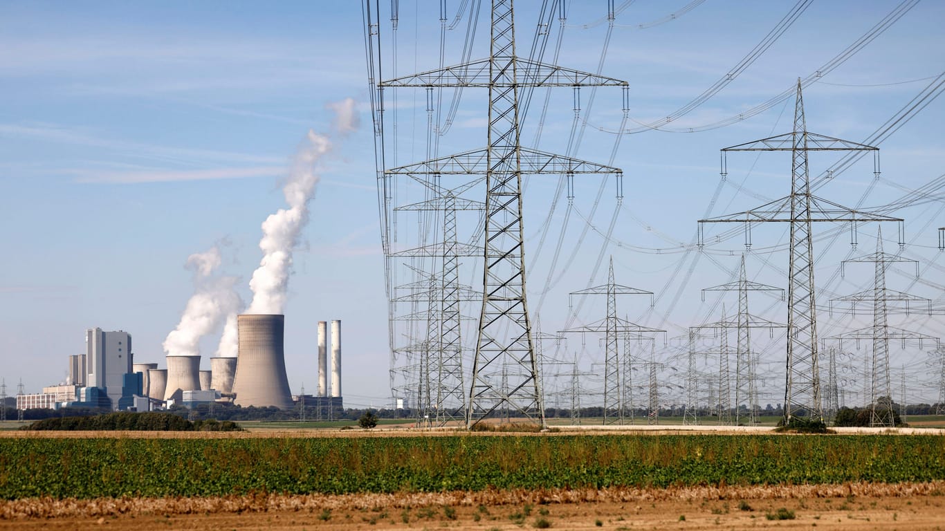 Kohlekraftwerk Niederaußem des Stromkonzerns RWE (Symbolbild): Das Kartellamt will prüfen, ob es gegen Energieversorger ermitteln kann.