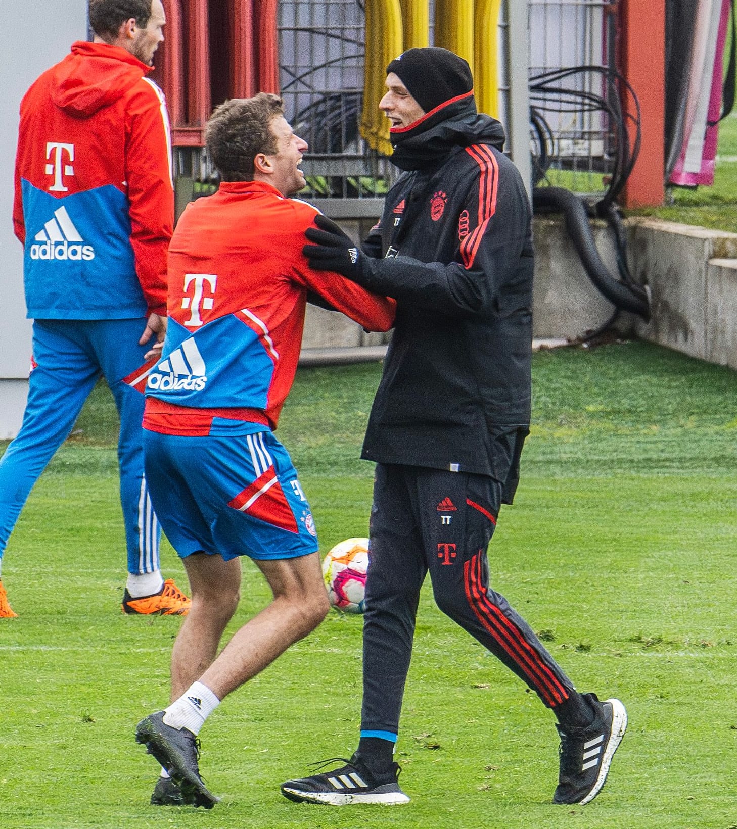 Thomas Müller und Thomas Tuchel (r.): Bei dem Vizekapitän und dem Trainer des FC Bayern herrschte diese Woche gute Laune im Training.