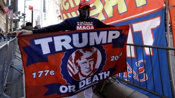 A Trump supporter with a flag in Manhattan, New York City.  The slogan in German: "Trump or Death"