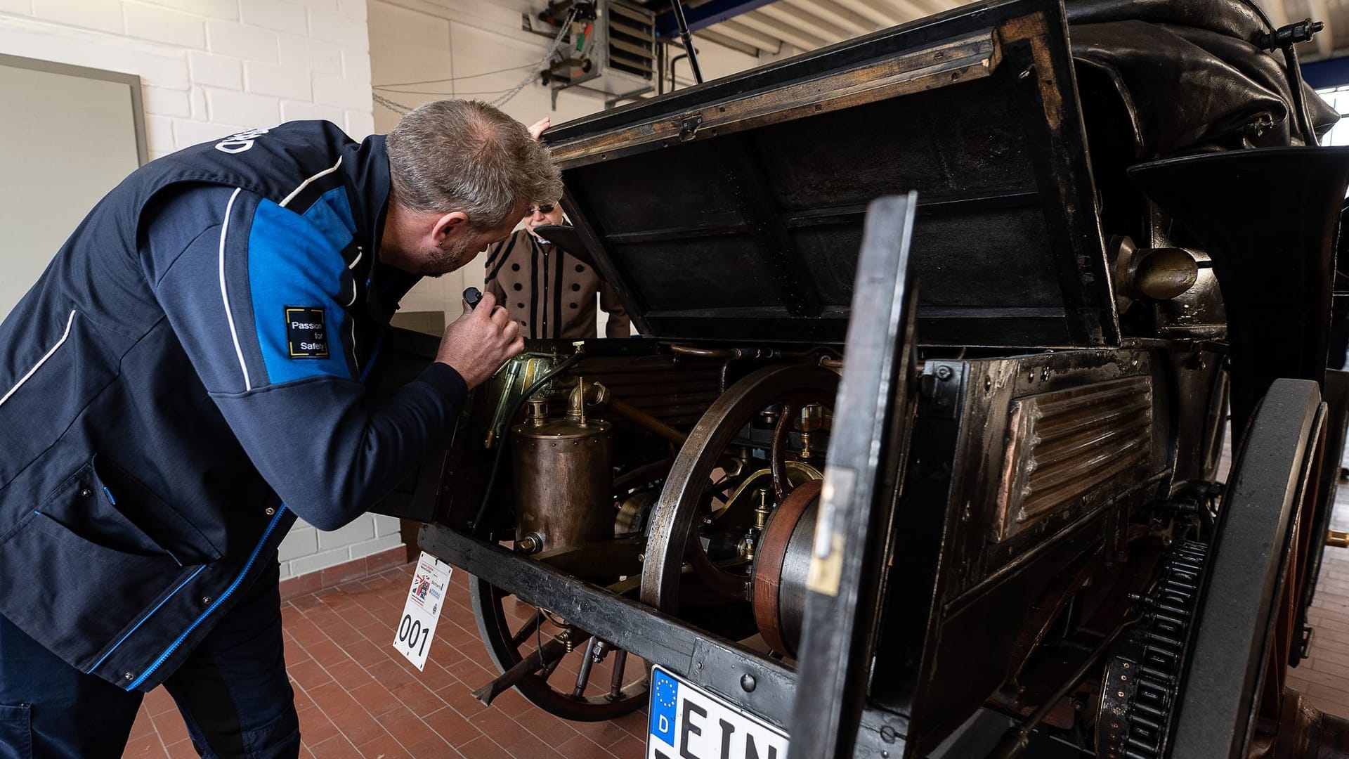 TÜV-Prüfer Thorsten Rinke überprüft die Benz Victoria Nummer 99: Das Fahrzeug ist fast 130 Jahre alt und muss zur routinemäßigen Hauptuntersuchung.