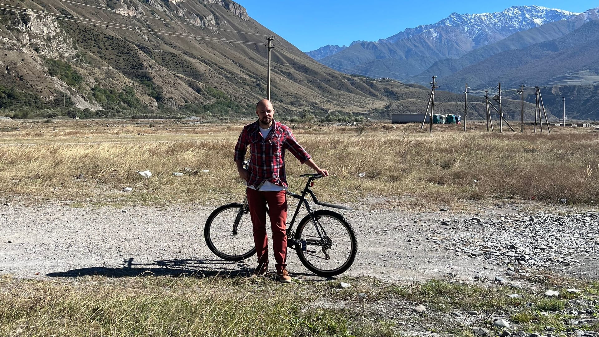 Stansilav Chatsky mit seinem Fahrrad: Ohne Schlaf, aber erleichtert erreicht er nach zwei Tagen die georgische Hauptstadt.