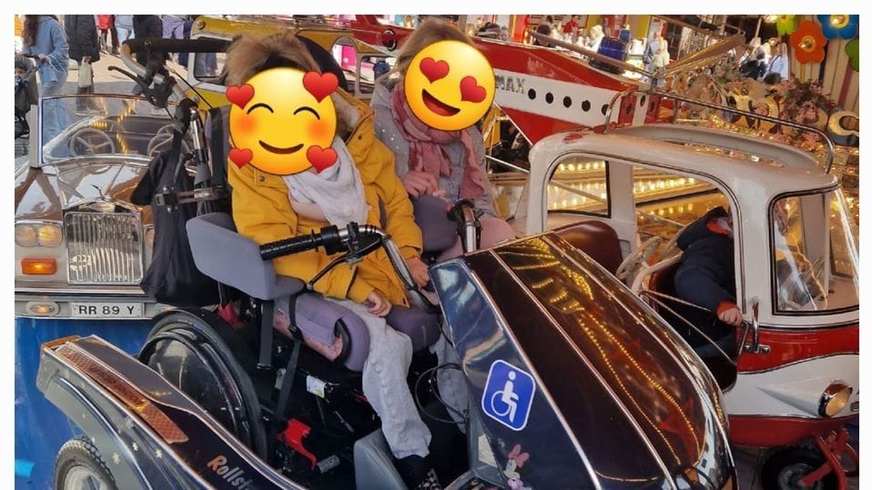 Für Emma und ihre Zwillingsschwester Sophie war die gemeinsame Fahrt im Karussell auf der Osterweise ein wunderschöner Moment. Für Emma und ihre Zwillingsschwester Sophie war die gemeinsame Fahrt im Karussell auf der Osterweise ein wunderschöner Moment.