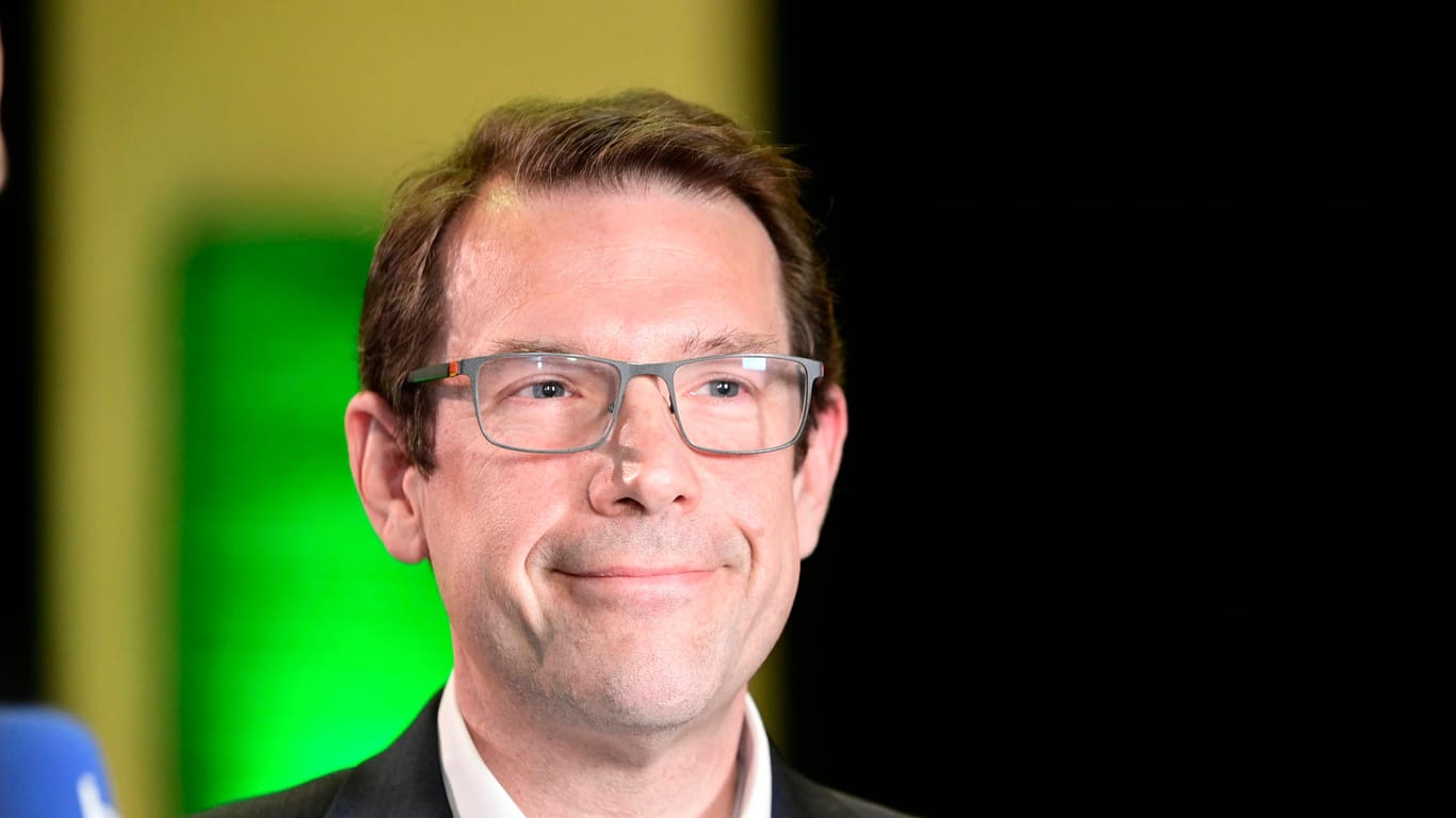 SPD-Politiker Hanno Benz am Rande der Oberbürgermeisterwahl in Darmstadt. In einer Stichwahl setzte er sich gegen den Konkurrenten von den Grünen durch.