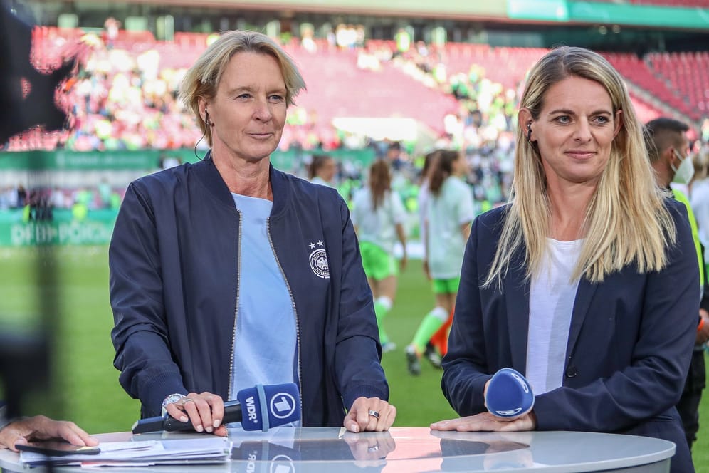 Bundestrainerin Martina Voss-Tecklenburg (l.) neben Nia Künzer: Noch immer wissen deutsche Fußballfans nicht, wo sie die WM im Sommer sehen können.