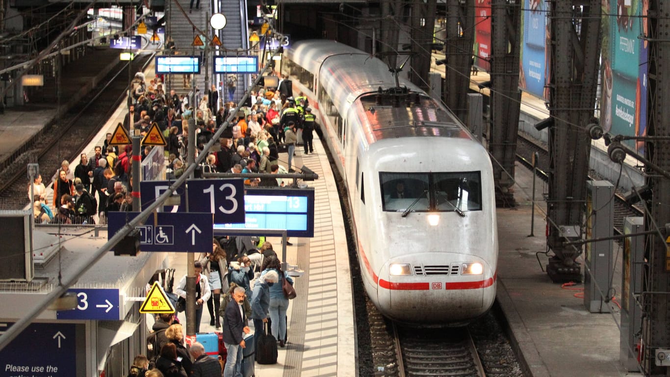 Ein ICE der Deutschen Bahn fährt in den Hauptbahnhof Hamburg ein (Symbolbild): Ein Fahrgast ohne Fahrschein wurde am Samstag hier von der Bundespolizei empfangen.