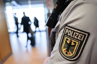 Ein Beamter der Bundespolizei (Symbolbild): Weil ein Mann mit einer Softairwaffe hantierte, musste die Bundespolizei ausrücken.