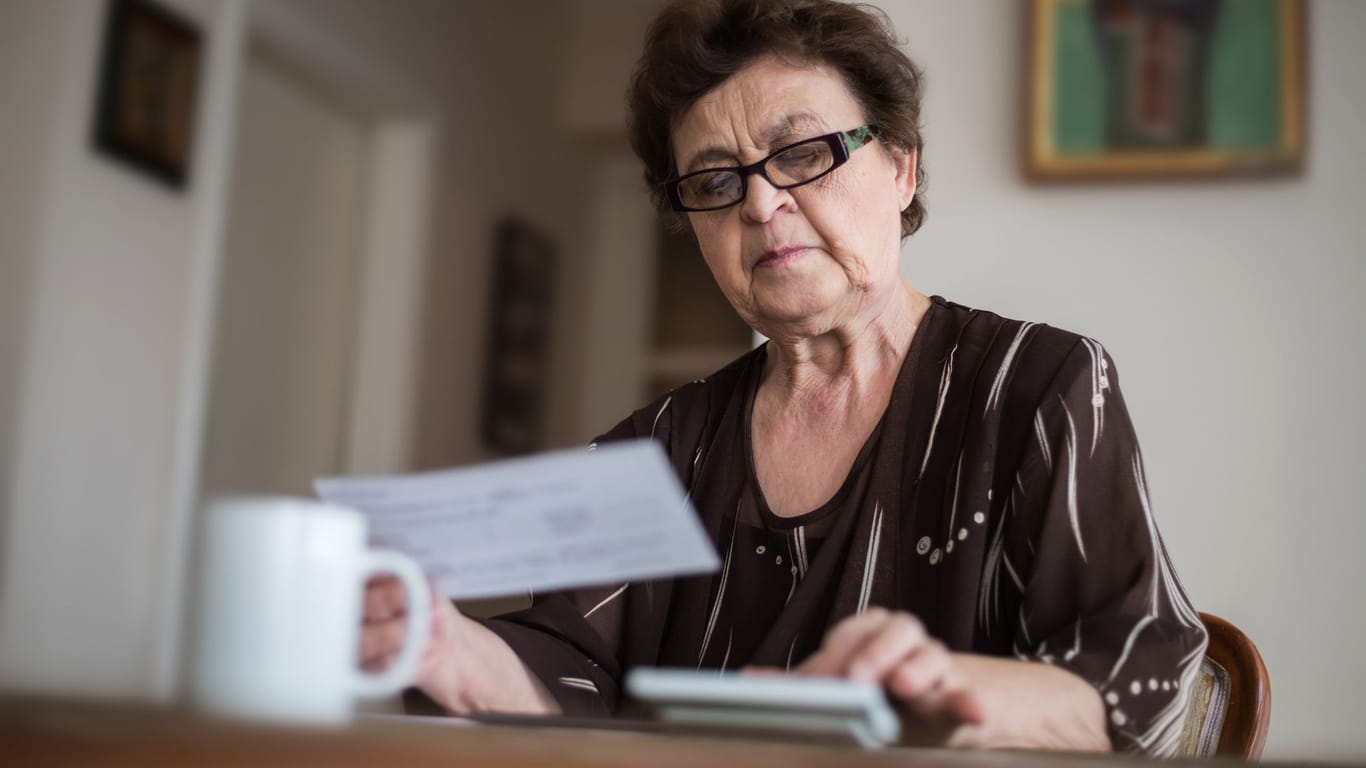 Rentnerin erledigt Papierkram (Symbolbild): Bei der Erbschaftsteuer richtet sich der Steuersatz unter anderem nach Ihrem Verhältnis zum Erblasser.