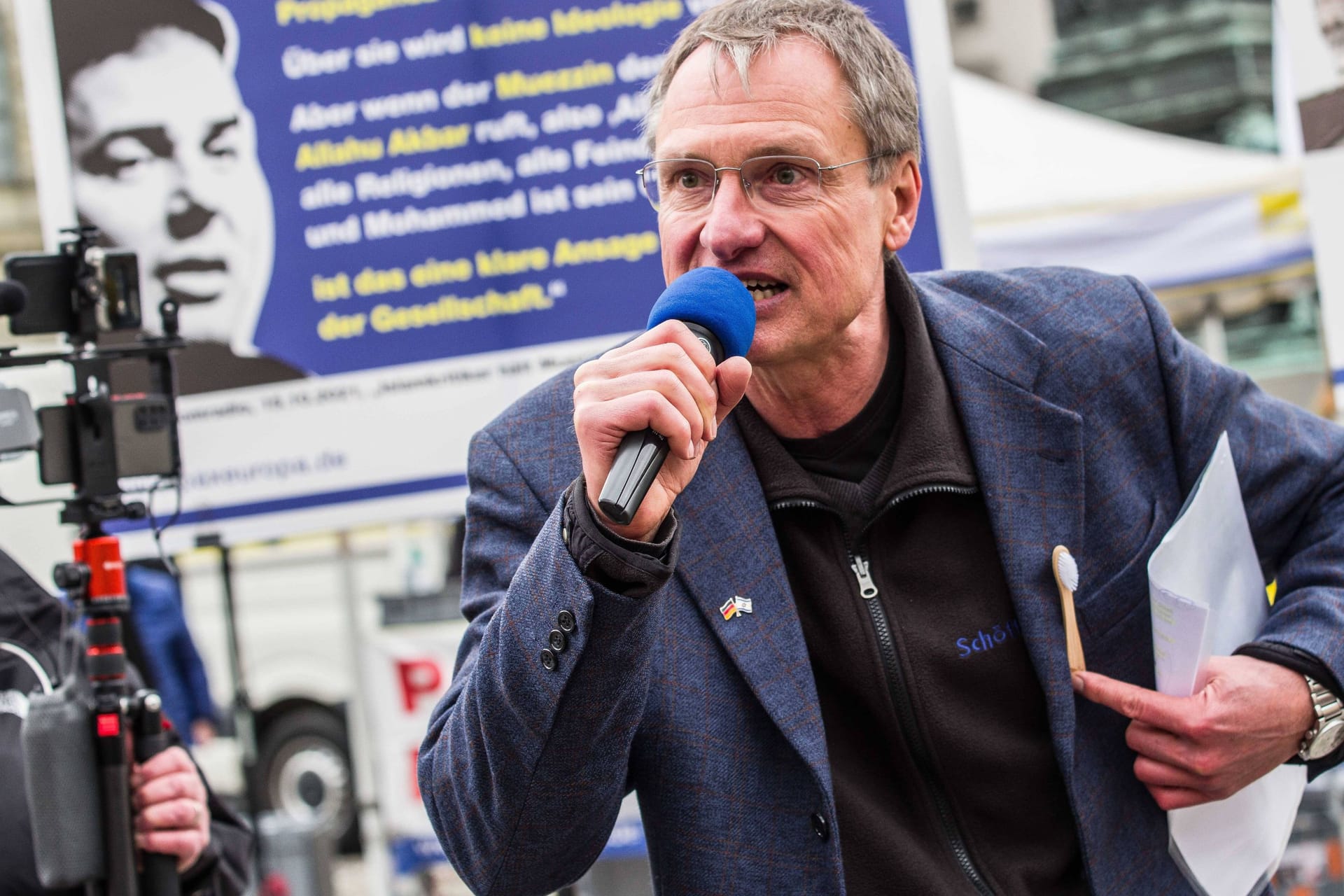 Deutschlands wohl größter "Islamhasser" bei einer Demonstration in München (Archivbild): Doch jetzt gerät Michael Stürzenberger selbst in seinem eigenen Verein massiv in die Kritik.