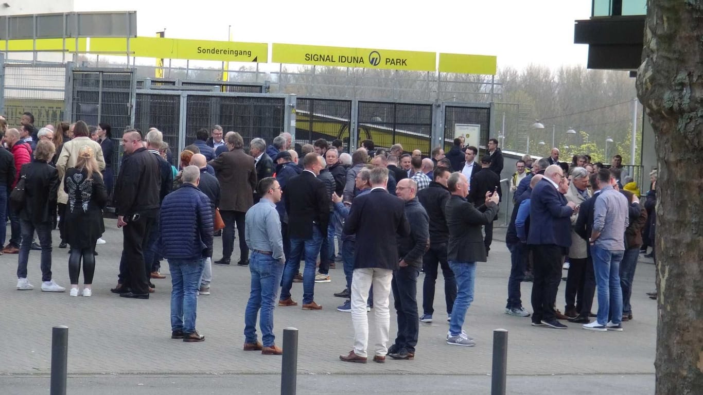 Aufregung am Signal-Iduna-Park: Gäste einer Veranstaltung mussten das Stadion verlassen.