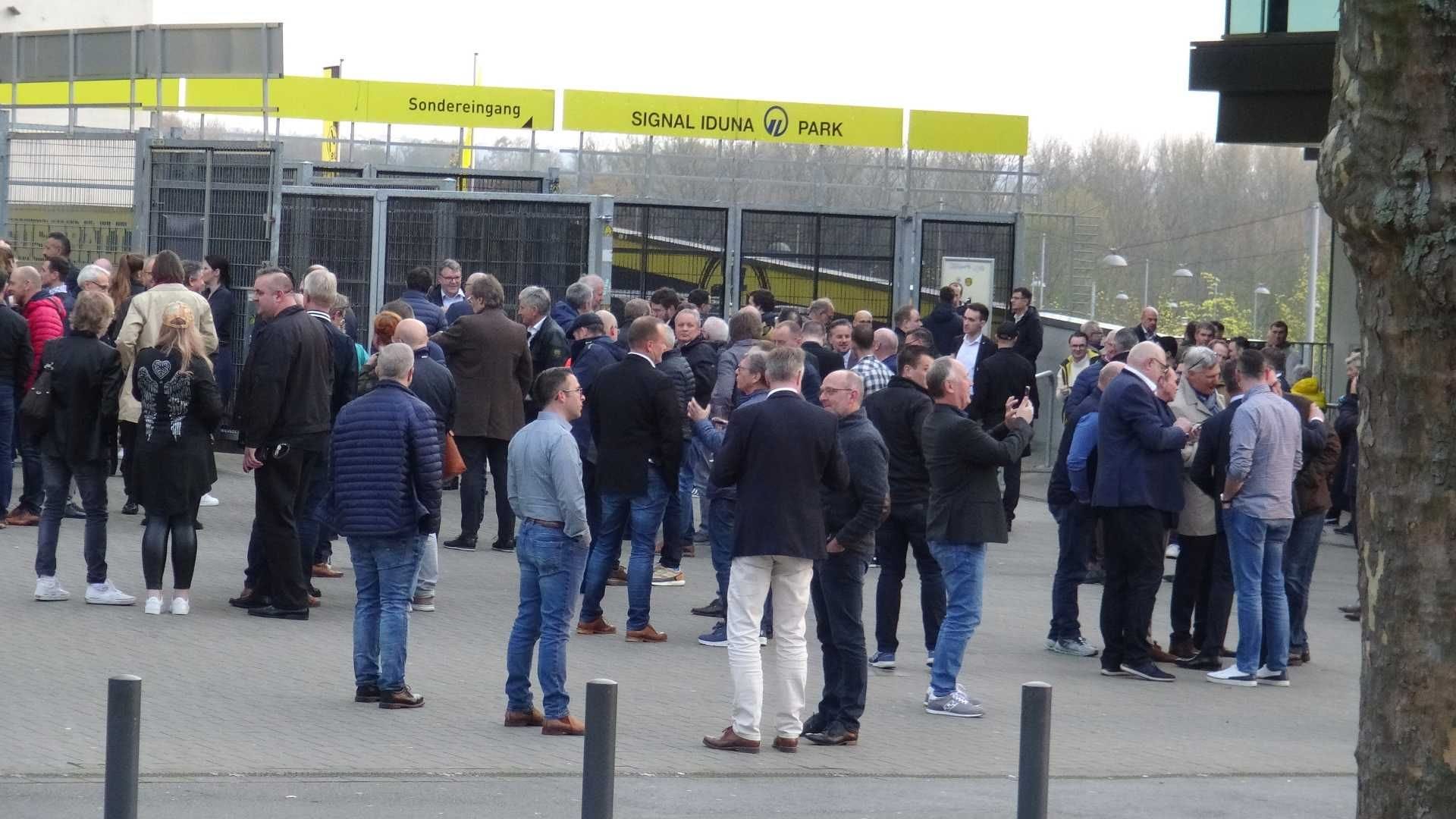 Aufregung am Signal-Iduna-Park: Gäste einer Veranstaltung mussten das Stadion verlassen. Aufregung am Signal-Iduna-Park: Gäste einer Veranstaltung mussten das Stadion verlassen.