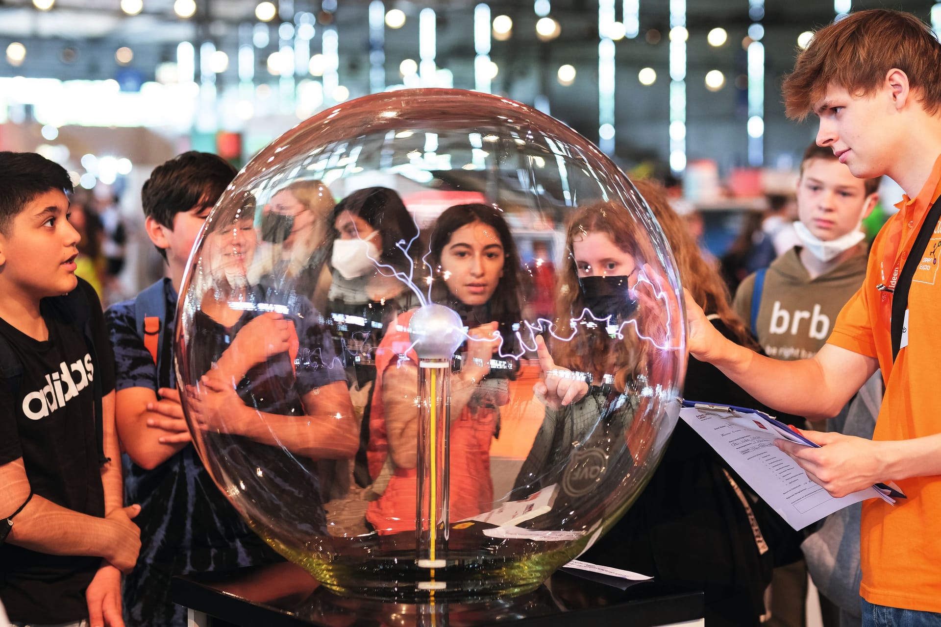 Jugendliche an einem Stand auf der Ideen-Expo (Archivbild): Zum Ende der Corona-Pandemie war die Messe für Jugendliche und Schüler erneut ein großer Erfolg.