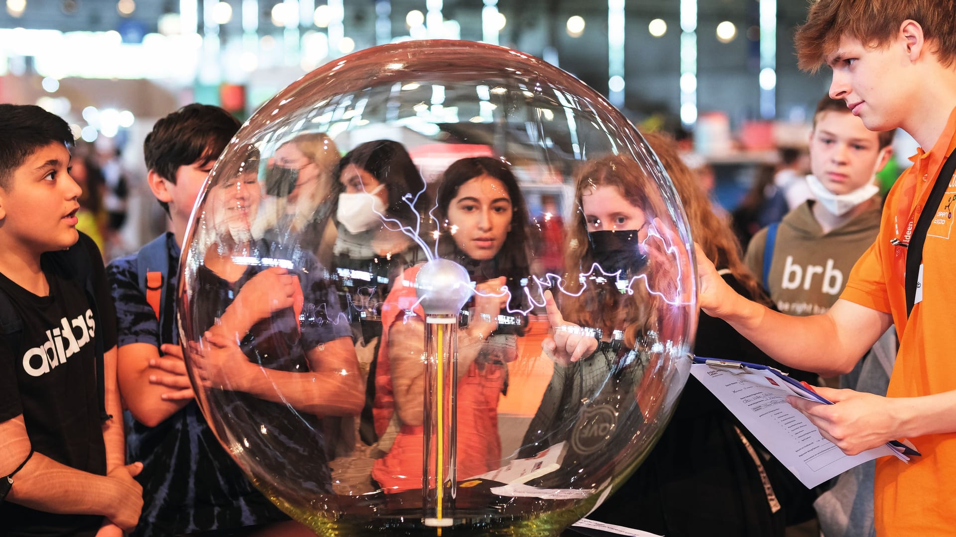 Jugendliche an einem Stand auf der Ideen-Expo (Archivbild): Zum Ende der Corona-Pandemie war die Messe für Jugendliche und Schüler erneut ein großer Erfolg.