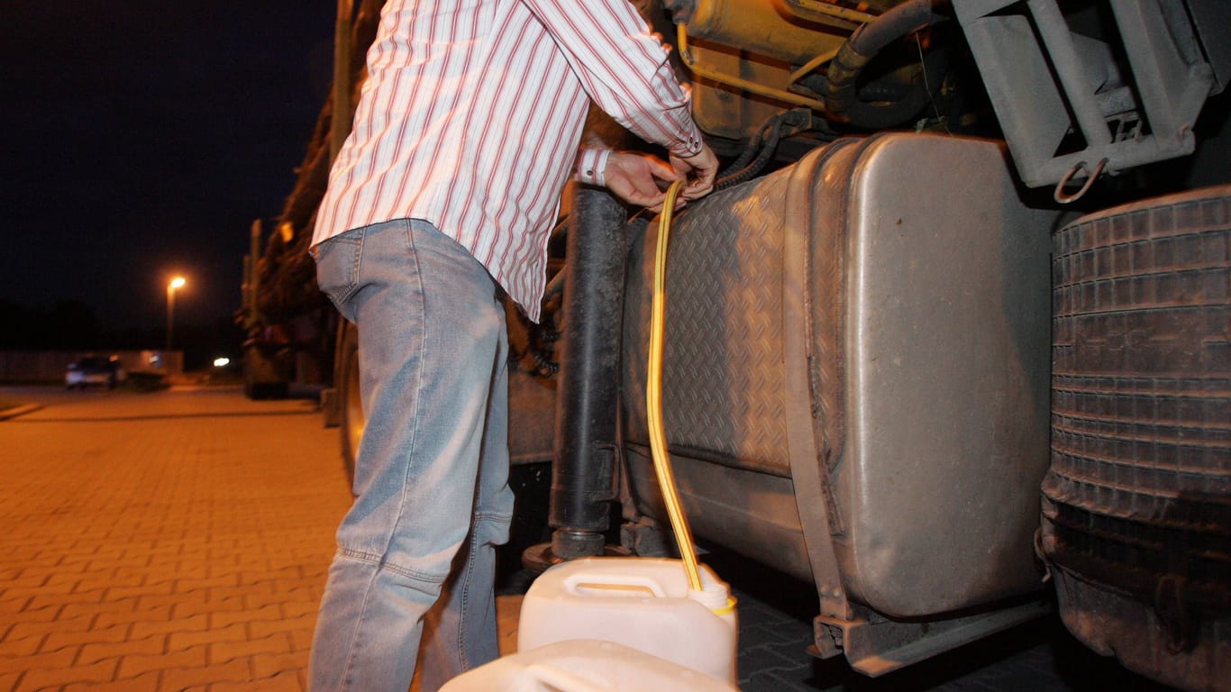 Ein Mann stiehlt Diesel (Symbolbild): Die Polizei warnt vor sogenannten Benzinbettlern.