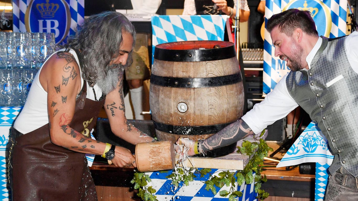 Senay Gueler und Felix von Jascheroff beim Wiesn-Anstich zum Oktoberfest 2022 im Hofbräu Berlin: Statt Es wird o'zapft, doch ohne Einlenken dürfte die Bierbranche es in Zukunft schwer haben.