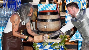 Senay Gueler and Felix von Jascheroff at the Wiesn tapping at the Oktoberfest 2022 in the Hofbräu Berlin: Instead of being tapped, the beer industry is likely to have a hard time in the future without giving in.