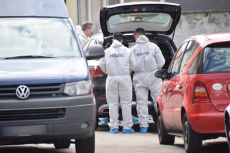 Beamte der Spurensicherung an einem Tatort (Symbolfoto): Der Bereich um den möglichen Tatort ist weiträumig gesperrt.