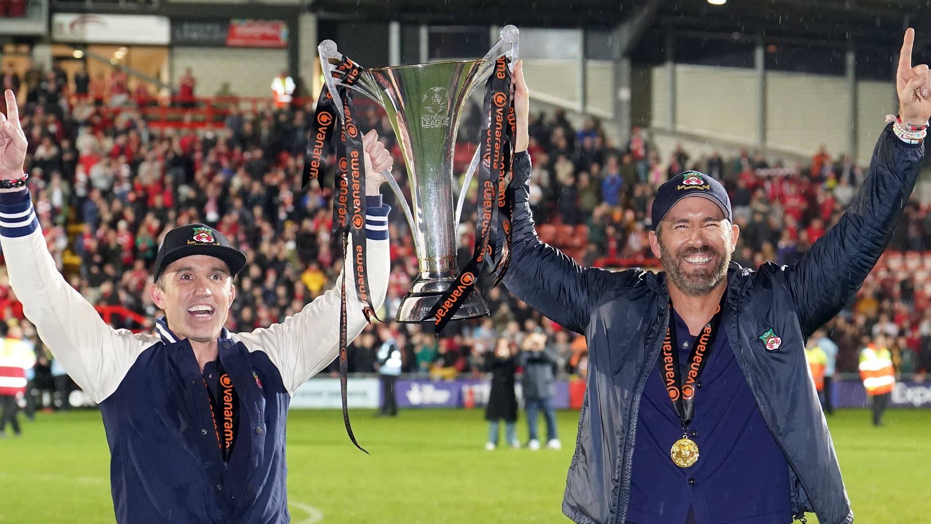 Rob McElhenney und Ryan Reynolds (r.): Die beiden sind Eigentümer des AFC Wrexham und der Klub ist nun aufgestiegen. Rob McElhenney und Ryan Reynolds (r.): Die beiden sind Eigentümer des AFC Wrexham und der Klub ist nun aufgestiegen.