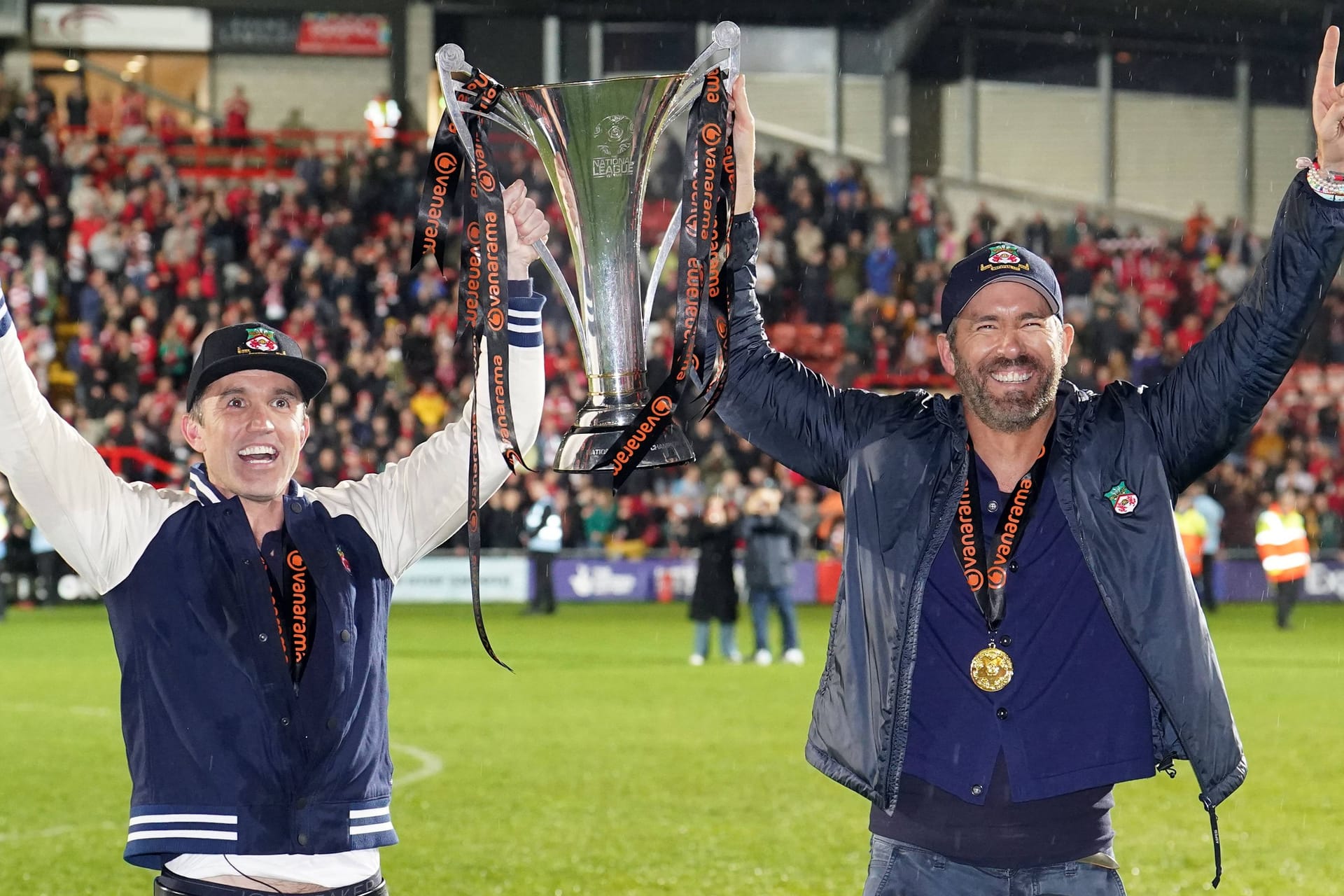 Rob McElhenney und Ryan Reynolds (r.): Die beiden sind Eigentümer des AFC Wrexham und der Klub ist nun aufgestiegen.