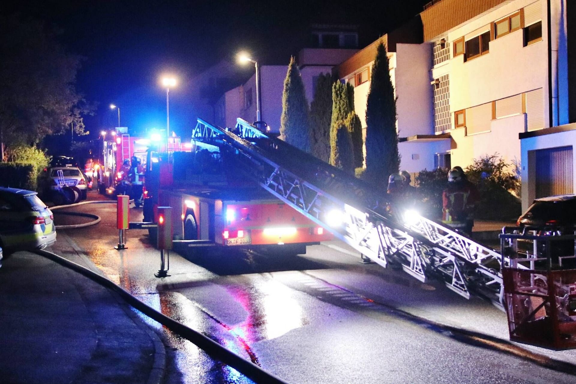 Einsatzkräfte am Haus: Die Feuerwehr musste einen Bewohner per Drehleiter retten.