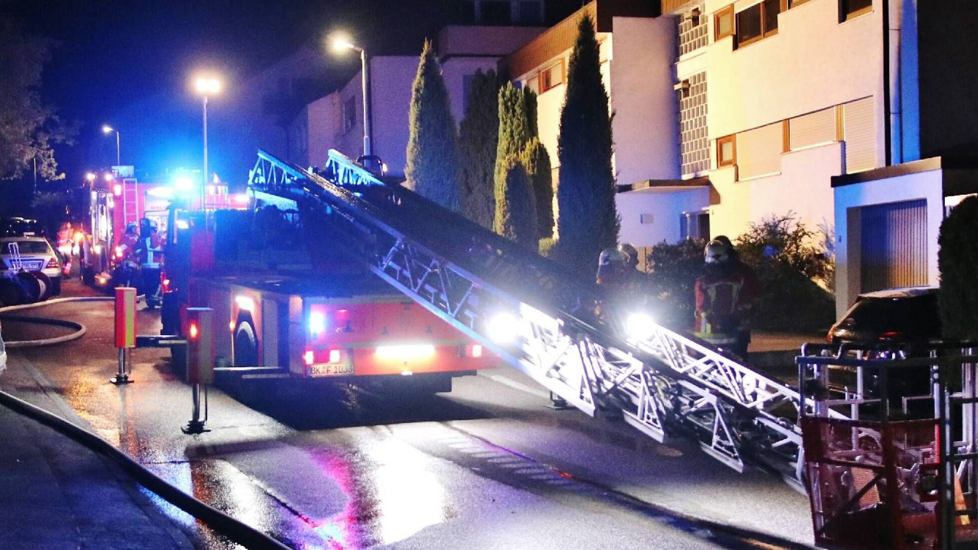 Einsatzkräfte am Haus: Die Feuerwehr musste einen Bewohner per Drehleiter retten.