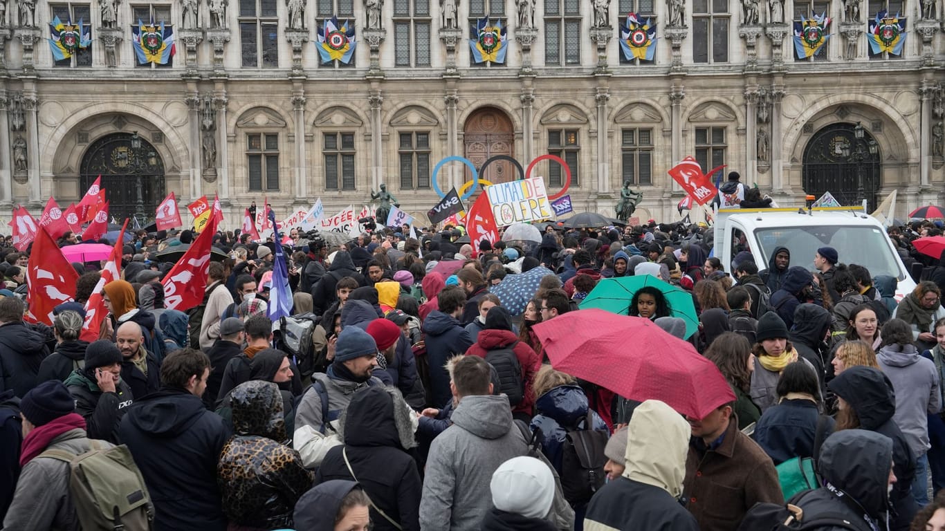 Demonstranten versammeln sich vor dem Pariser Rathaus: Die umstrittene Rentenreform von Frankreichs Präsident Emmanuel Macron kann in Kraft treten.