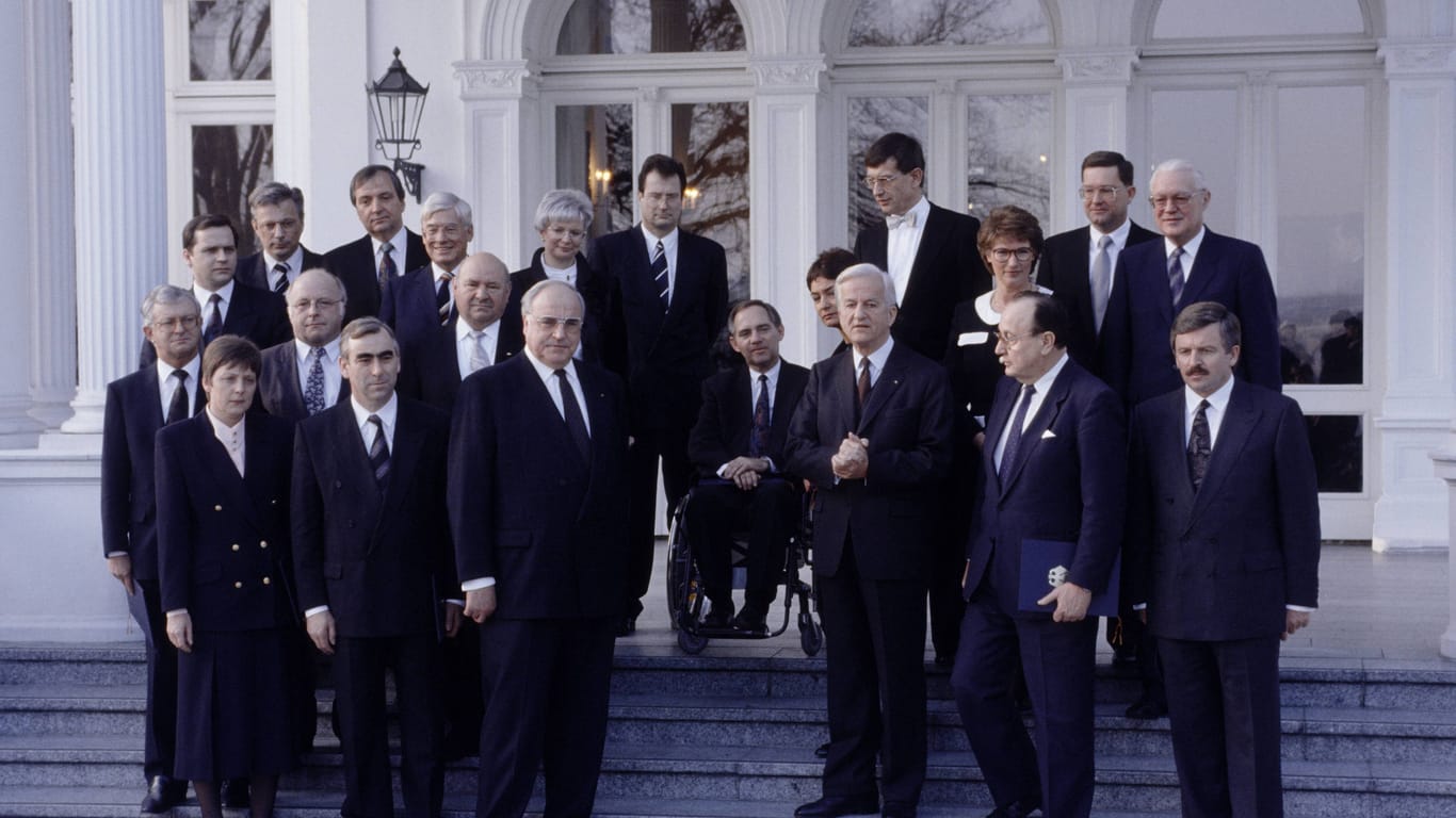 Das erste gesamtdeutsche Bundeskabinett mit Angela Merkel (CDU) und u.a. (v.l.) Theo Waigel (CSU), Bundeskanzler Helmut Kohl (CDU), Bundespräsident Richard von Weizsäcker, Hans-Dietrich Genscher (FDP), Jürgen Möllemann (FDP), Wolfgang Schäuble (CDU, Mitte) im Januar 1998