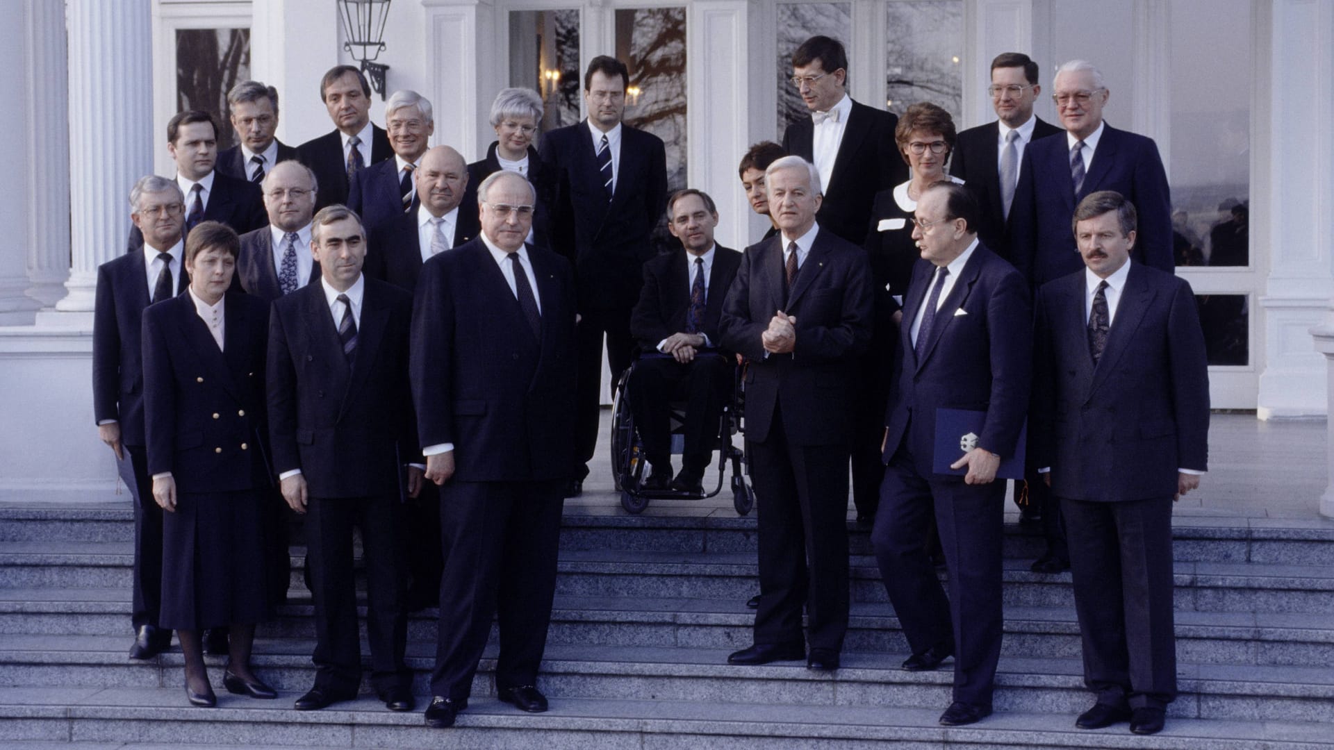 Das erste gesamtdeutsche Bundeskabinett mit Angela Merkel (CDU) und u.a. (v.l.) Theo Waigel (CSU), Bundeskanzler Helmut Kohl (CDU), Bundespräsident Richard von Weizsäcker, Hans-Dietrich Genscher (FDP), Jürgen Möllemann (FDP), Wolfgang Schäuble (CDU, Mitte) im Januar 1998