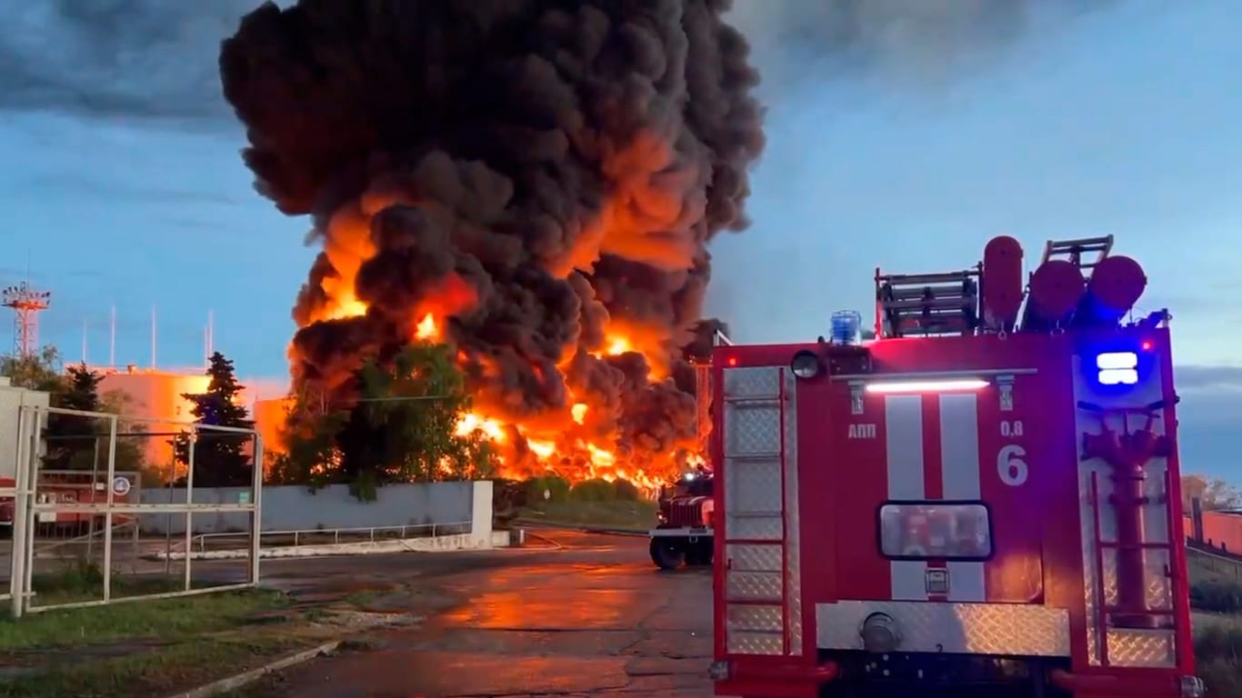 Bild vom Telegram-Kanal des Gouverneurs von Sewastopol: Auf der von Russland annektierten Schwarzmeer-Halbinsel Krim ist in der Hafenstadt Sewastopol ein Treibstofftank in Brand geraten.