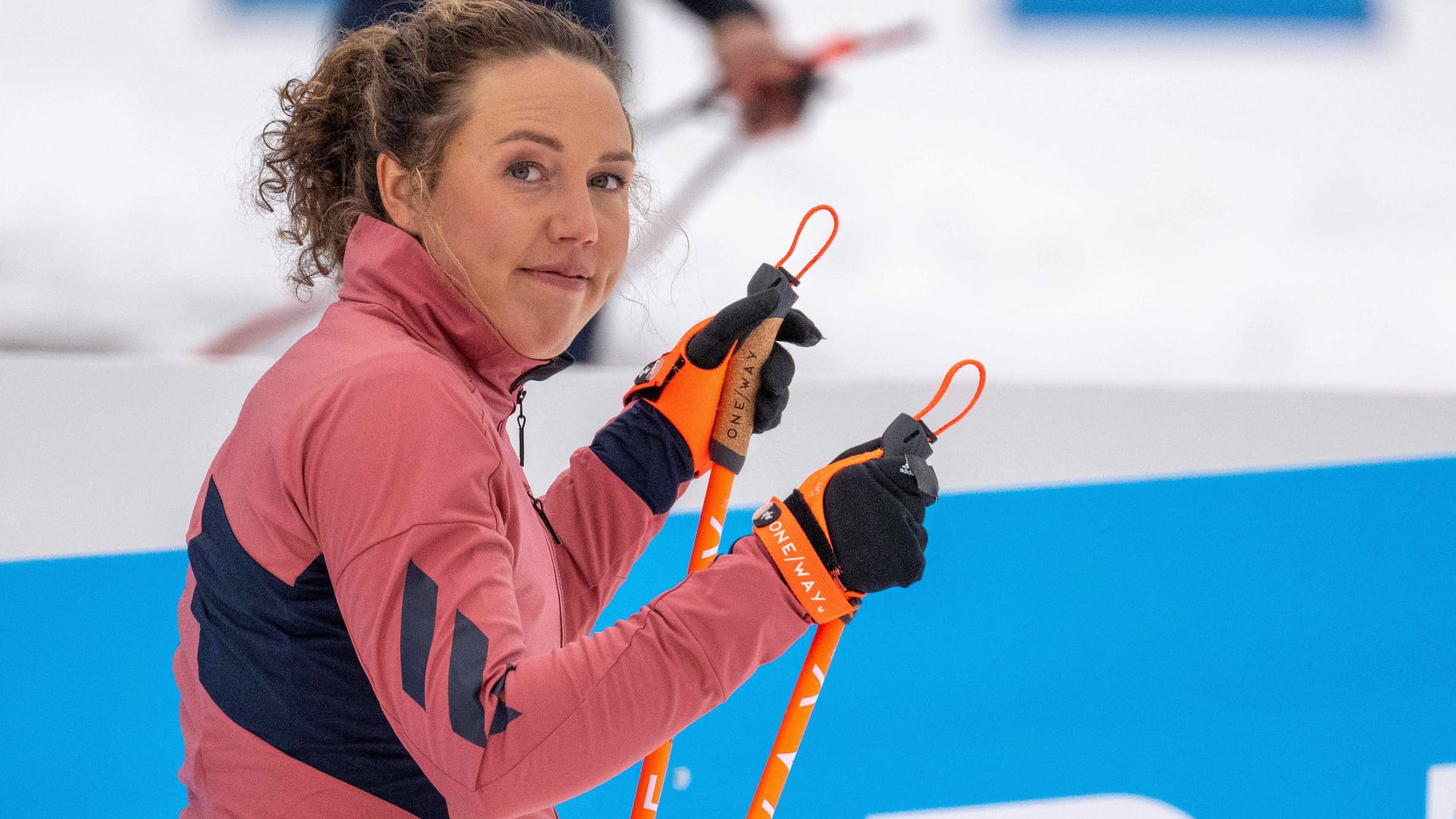 Laura Dahlmeier als Testerin einer Loipe für das ZDF: Die Ex-Biathletin tauscht die Ski durch Wanderschuhe.