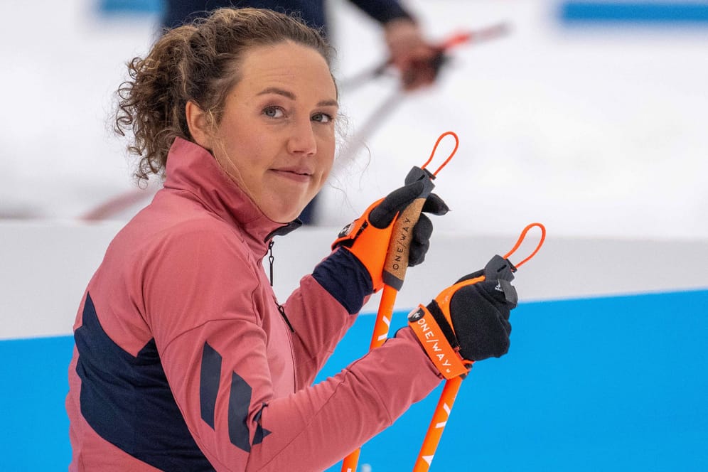 Laura Dahlmeier als Testerin einer Loipe für das ZDF: Die Ex-Biathletin tauscht die Ski durch Wanderschuhe.