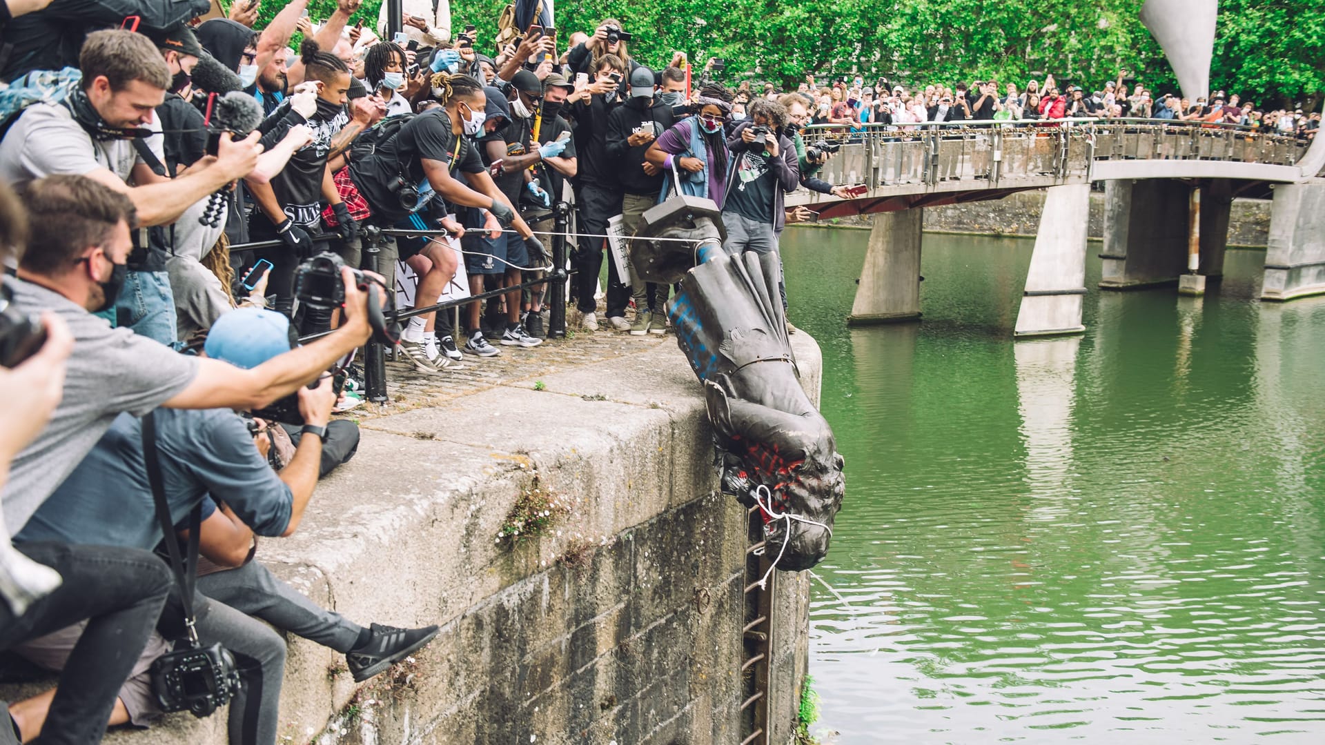 Juni 2020: Aktivistinnen und Aktivisten lassen die Statue von Edward Colston im Fluss Avon in Bristol versinken.