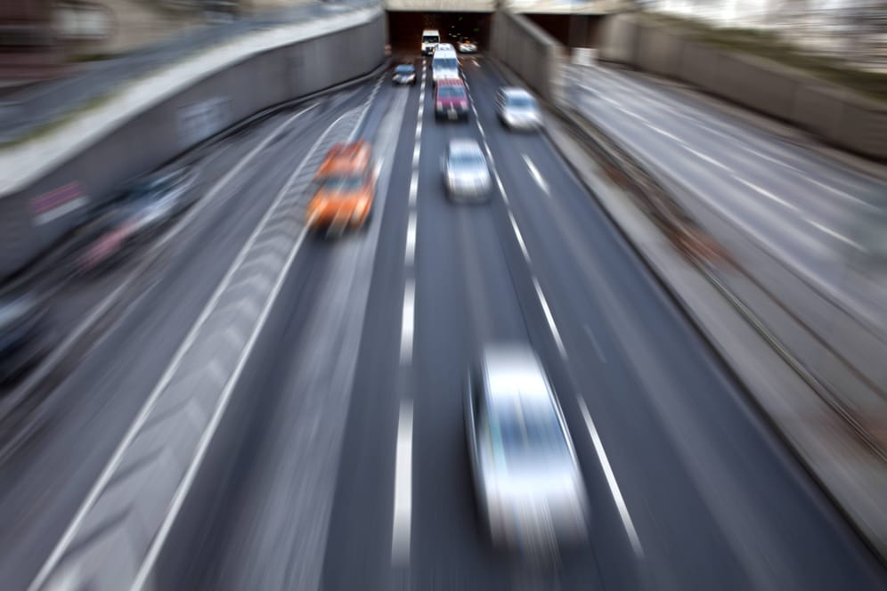 Autos kommen aus einem Tunnel (Symbolbild): Zwei Raser stoppte die Polizei beim Feuerbacher Tunnel in Stuttgart.