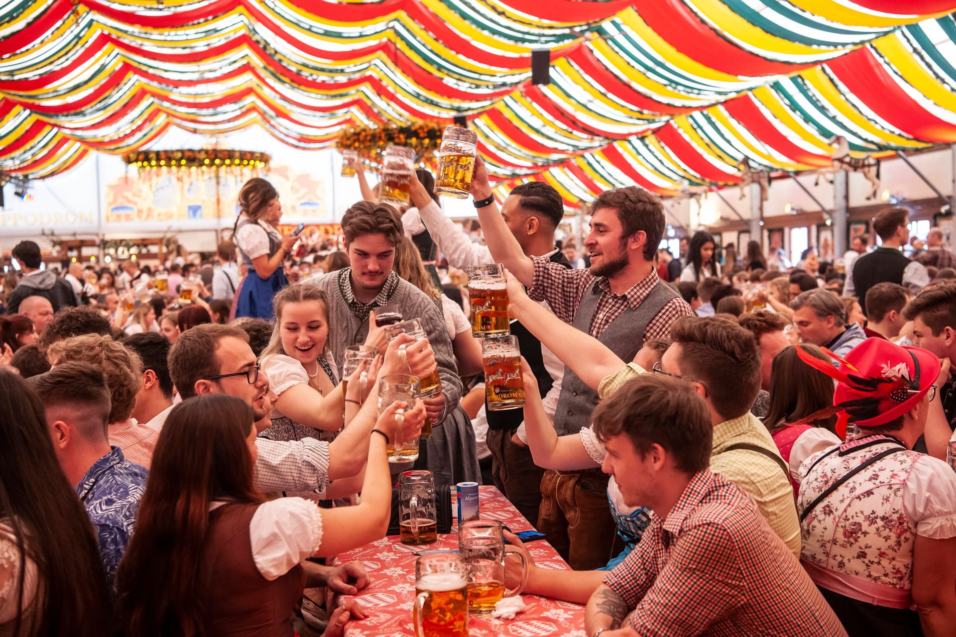 Am Wochenende wird es auf dem Frühlingsfest in München häufig sehr eng (Archivbild): Doch wenige Tische sind noch verfügbar.