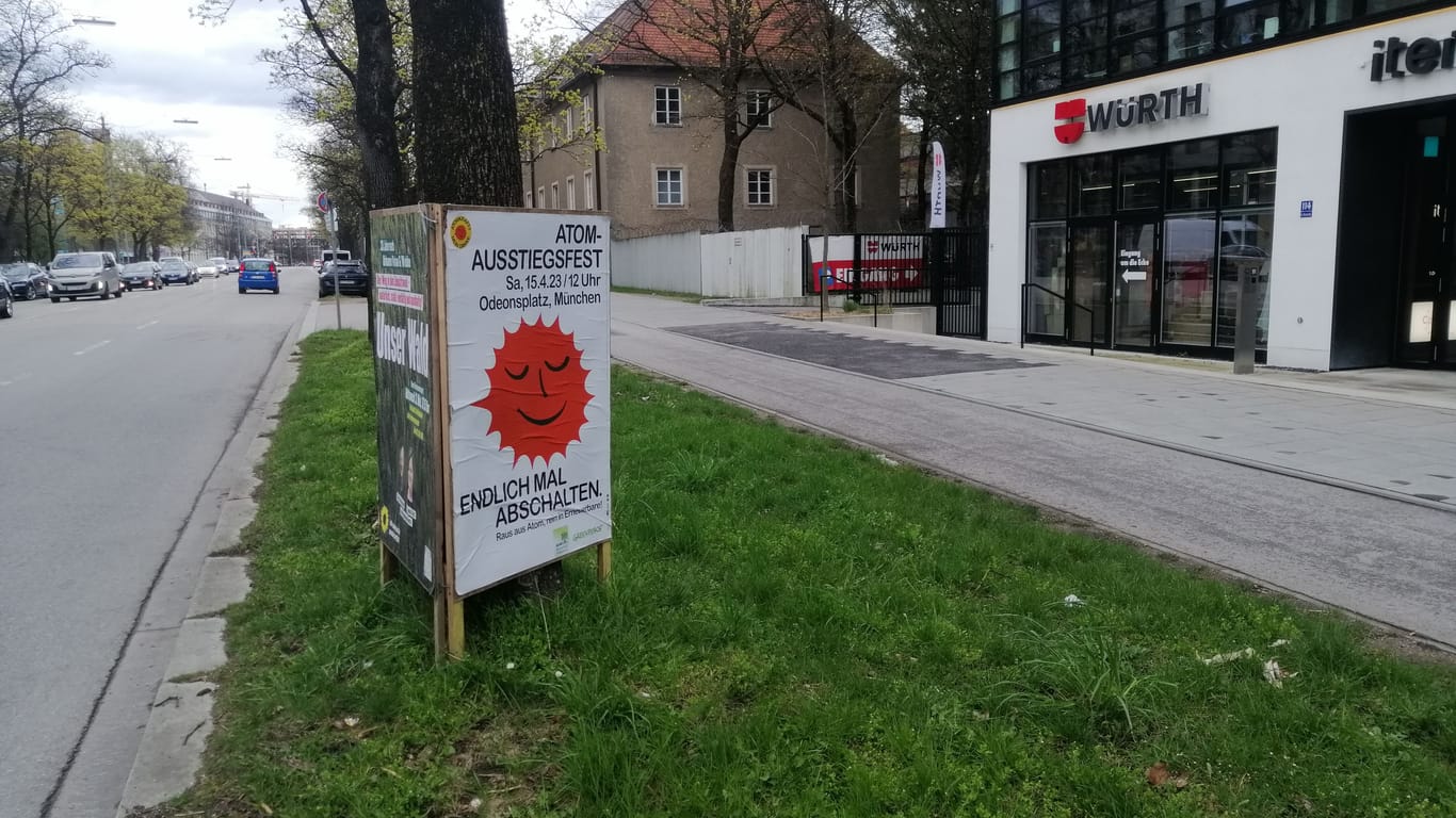 Ein Plakat wirbt für eine Abschaltparty von Atomgegnern in München. Am 15. April gehen die letzten AKW in Deutschland vom Netz, etwa Isar 2 in Bayern.