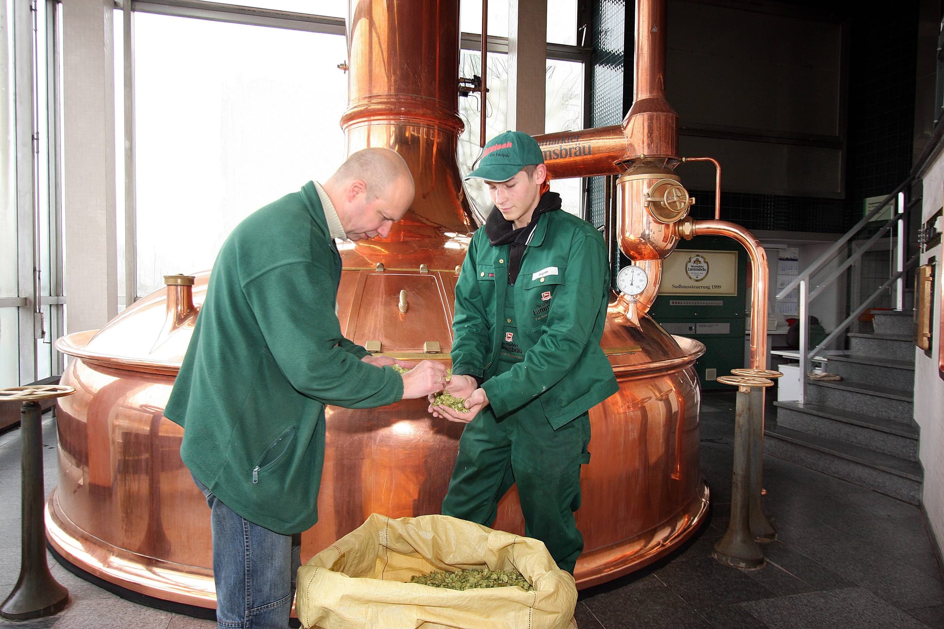 Mitarbeiter der Neumarkter Lammsbräu im Sudhaus (Archivbild): Die Brauerei hat sich auf Biobier spezialisiert – das wird auch in Nürnberg gerne getrunken.