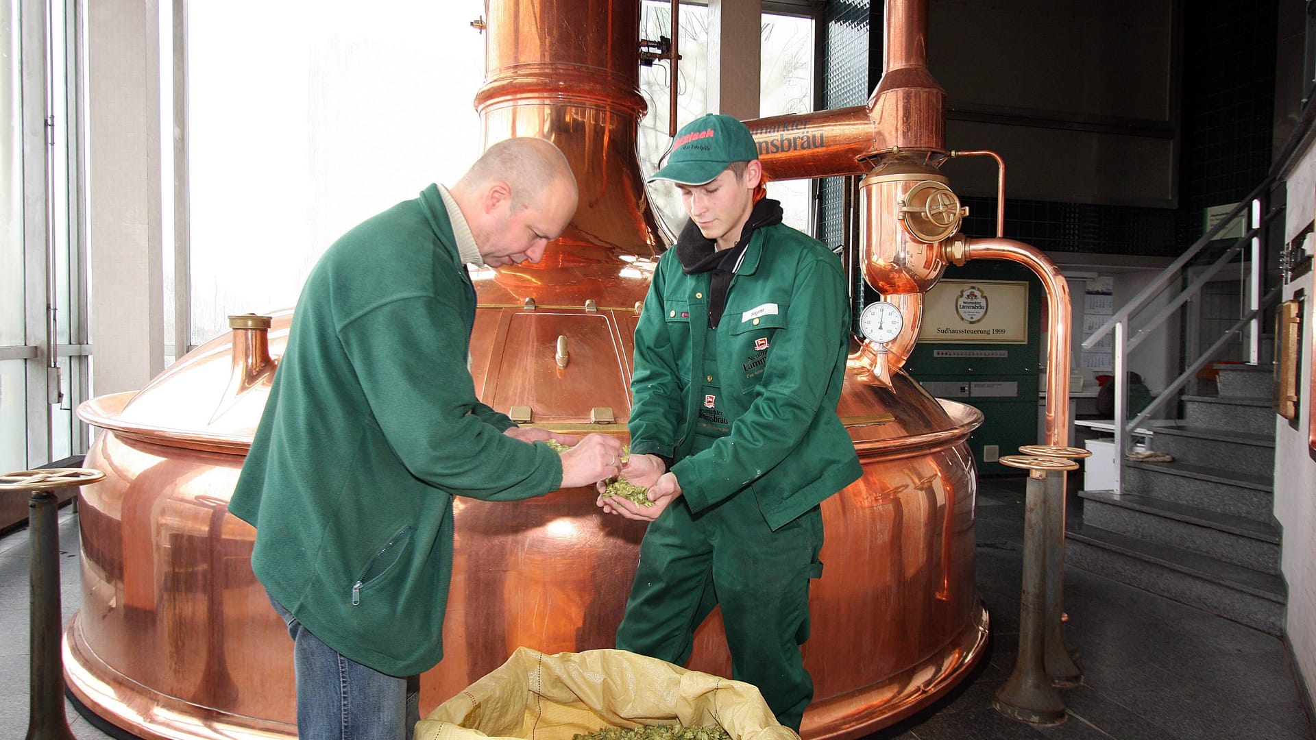 Mitarbeiter der Neumarkter Lammsbräu im Sudhaus (Archivbild): Die Brauerei hat sich auf Biobier spezialisiert – das wird auch in Nürnberg gerne getrunken.