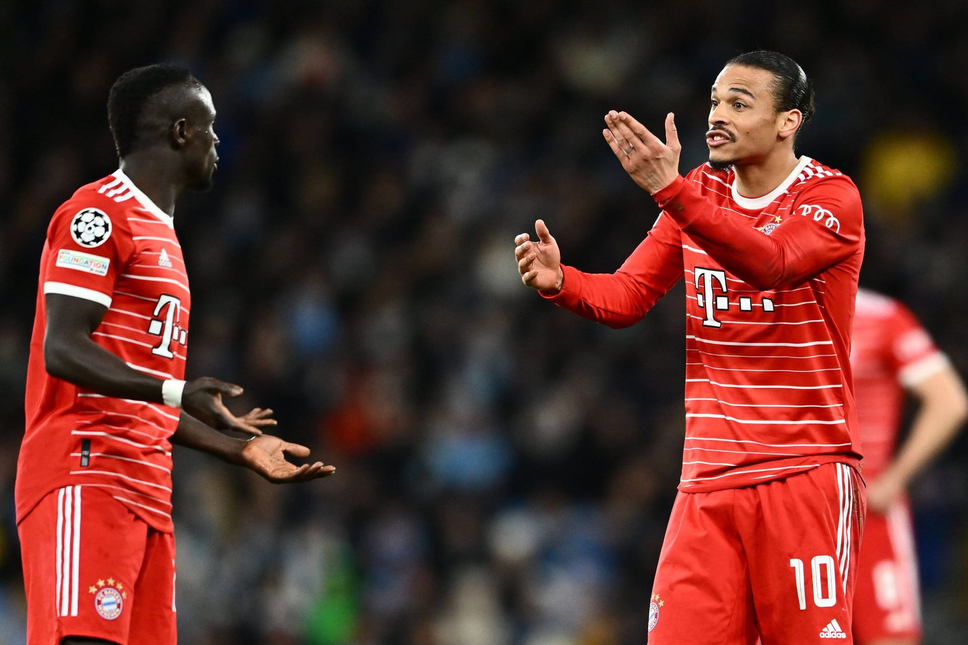 Leroy Sané (r.) und Sadio Mané: Die Auseinandersetzung zwischen den beiden Bayern-Stars sorgt weiter für Schlagzeilen.