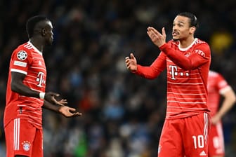 Leroy Sané (r.) und Sadio Mané: Die Auseinandersetzung zwischen den beiden Bayern-Stars sorgt weiter für Schlagzeilen.